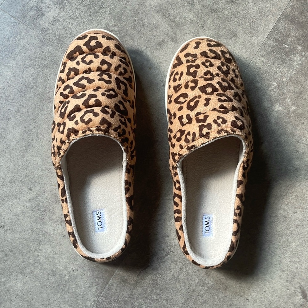 NWOT Toms Size 8.5 Cheetah Slippers